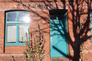 Miejsce urodzenia Caspara Davida Friedricha: ceglana fasada z oknem, drzwiami i napisami.