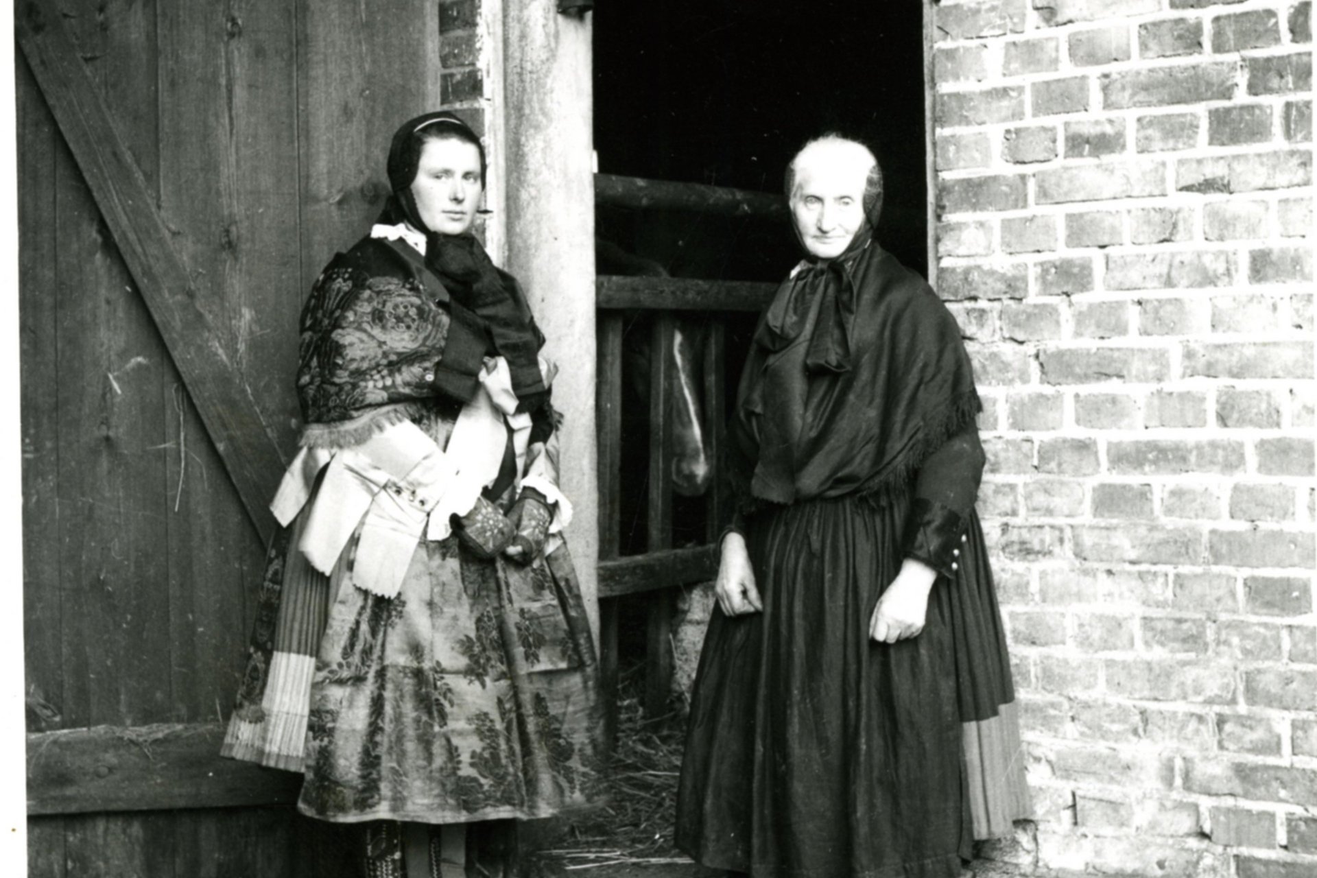 Zwei Frauen in Pyritzer Tracht, Archiv des Pommerschen Landesmuseums