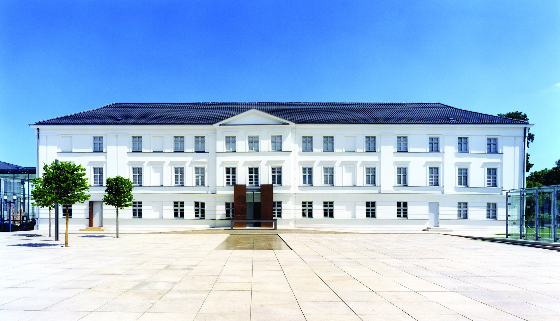 Außenansicht des Pommerschen Landesmuseums: eine weiße klassizistische Fassade.