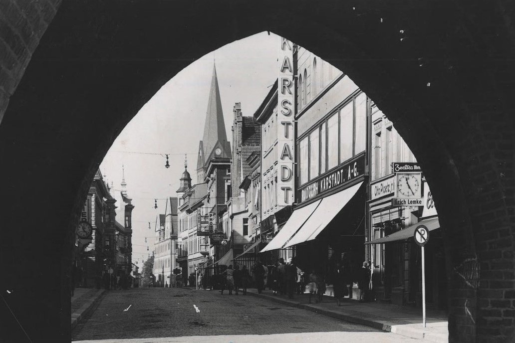 Blick durch das Steintor in die Steinstraße in Anklam - Archivaufnahme.