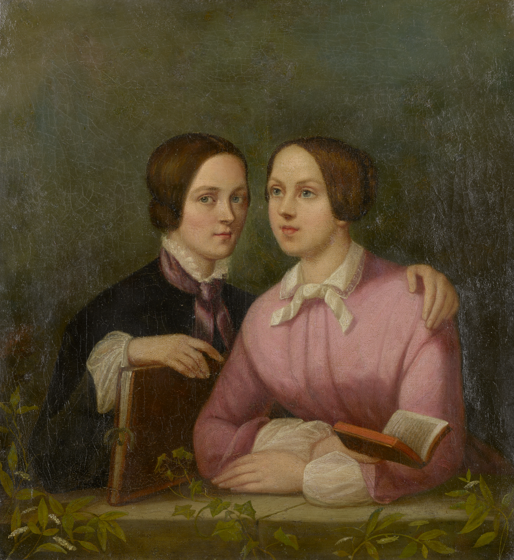 Ein Brustbild zweier junger Frauen, die am Tisch sitzen, die Haare hochgesteckt, in Kleidern mit Kragen und Schleifen. Die linke, in einem dunklen Kleid, legt ihren Arm um die Schultern der anderen, im rosafarbenen Kleid. Beide halten Bücher. Im Vordergrund Pflanzen.