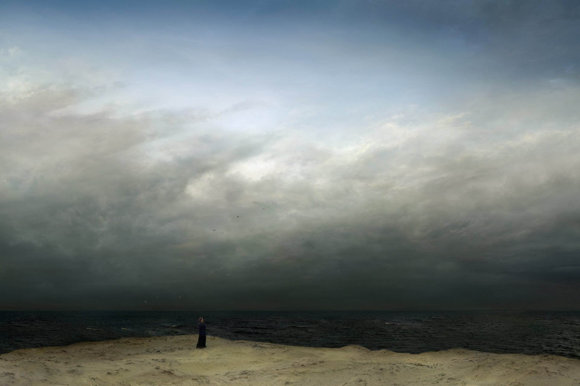 Fotocollage nach dem Gemälde Mönch am Meer von Caspar David Friedrich. Bewölkter Himmel über dunkler See, unten ein schmaler Streifen Strand mit einer dunkel gekleideten Figur links der Mitte.