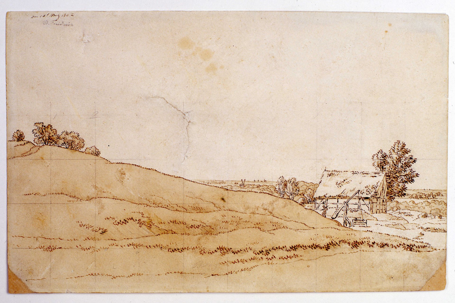 Im Vordergrund hellbraun aquarellierter, nach rechts abfallender Hügel. Im Hintergrund rechts eine reedgedeckte Fachwerkhütte mit Ziehbrunnen, daneben eine kleine Figur. 