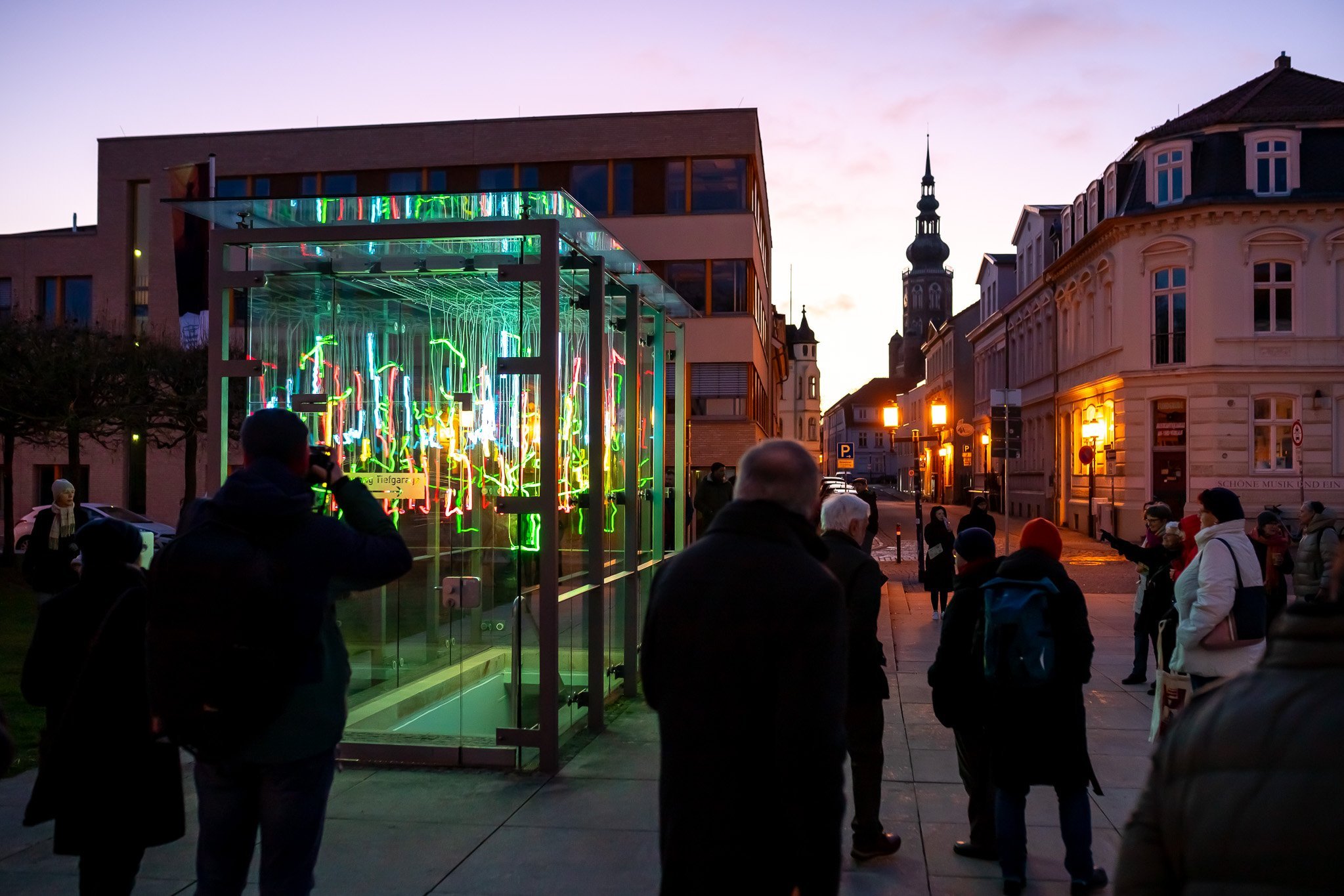 Die Lichtskulptur befindet sich auf dem Museumsvorplatz.