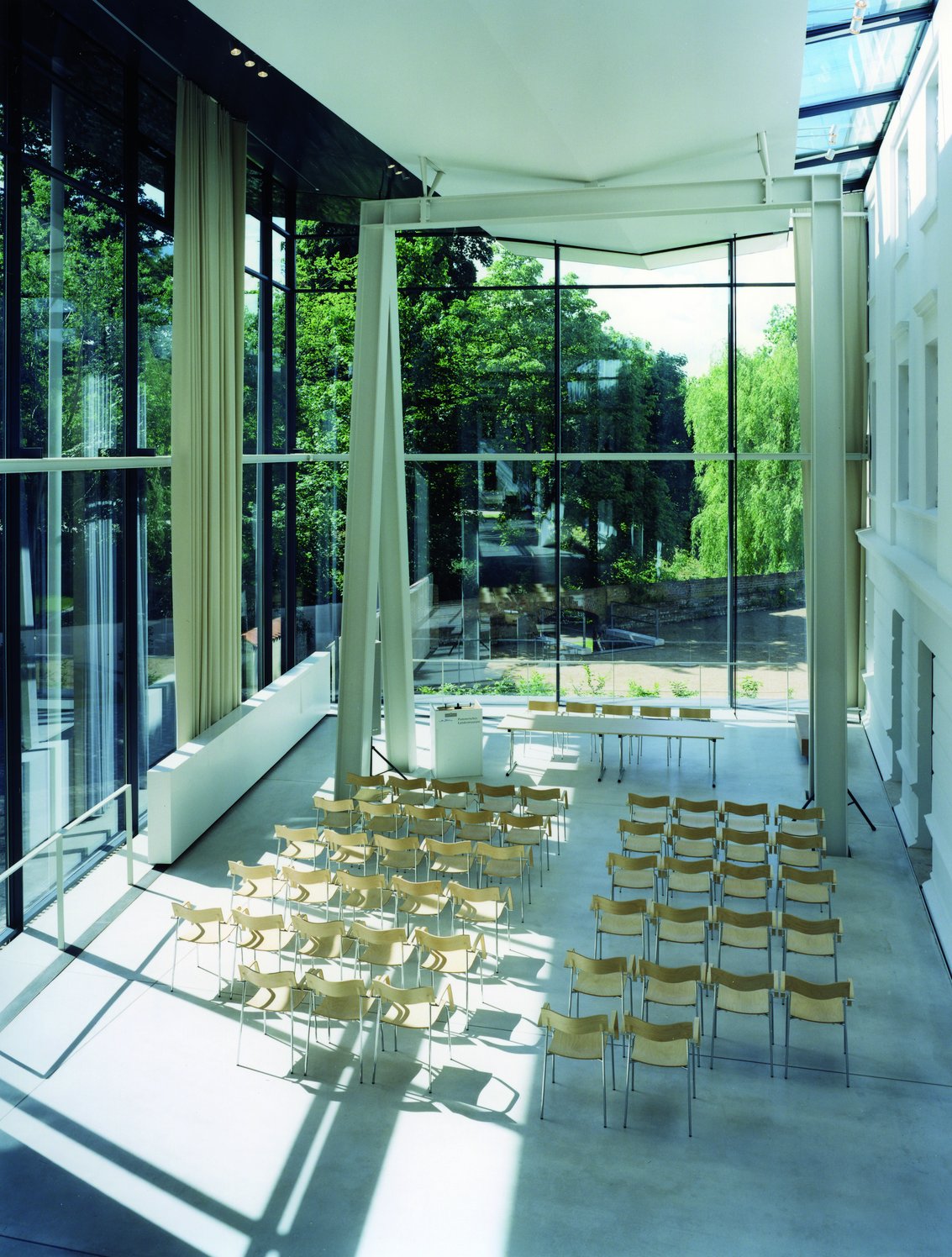 Seating in the Museumsstraße, configured as a lecture hall