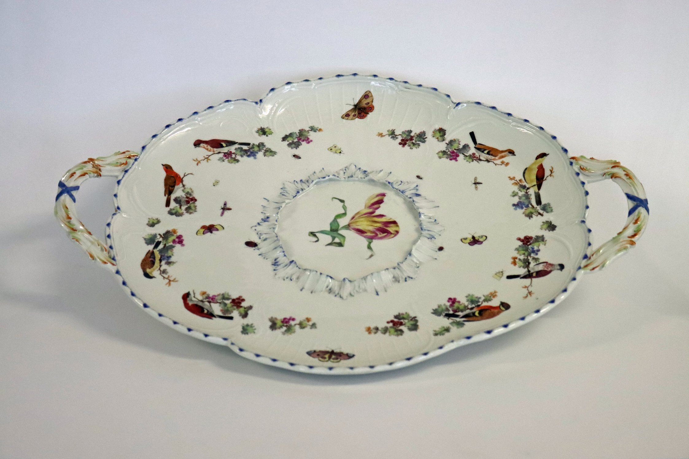 Porzellanservice aus Kartlow: Ovale Platte mit Blumen- und Vogelmotiven