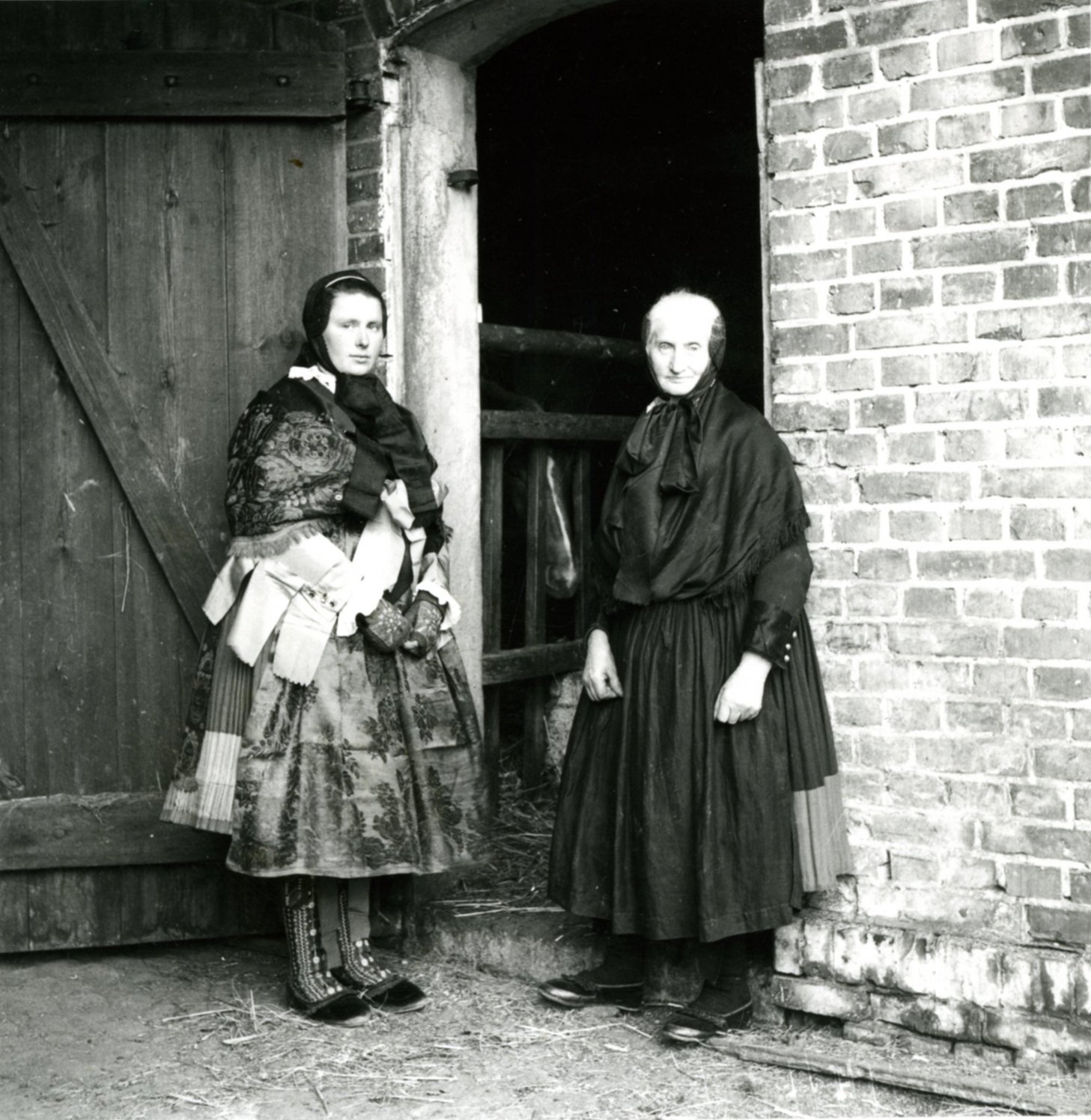 Zwei Frauen in Pyritzer Tracht, Archiv des Pommerschen Landesmuseums