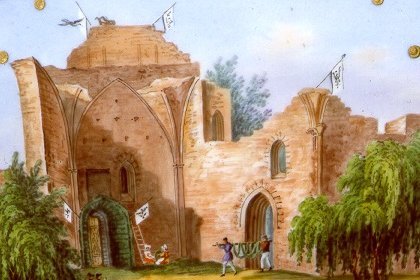 Porzellanmalerei: Ansicht der roten Klosterruine Eldenas auf einer Wiese.