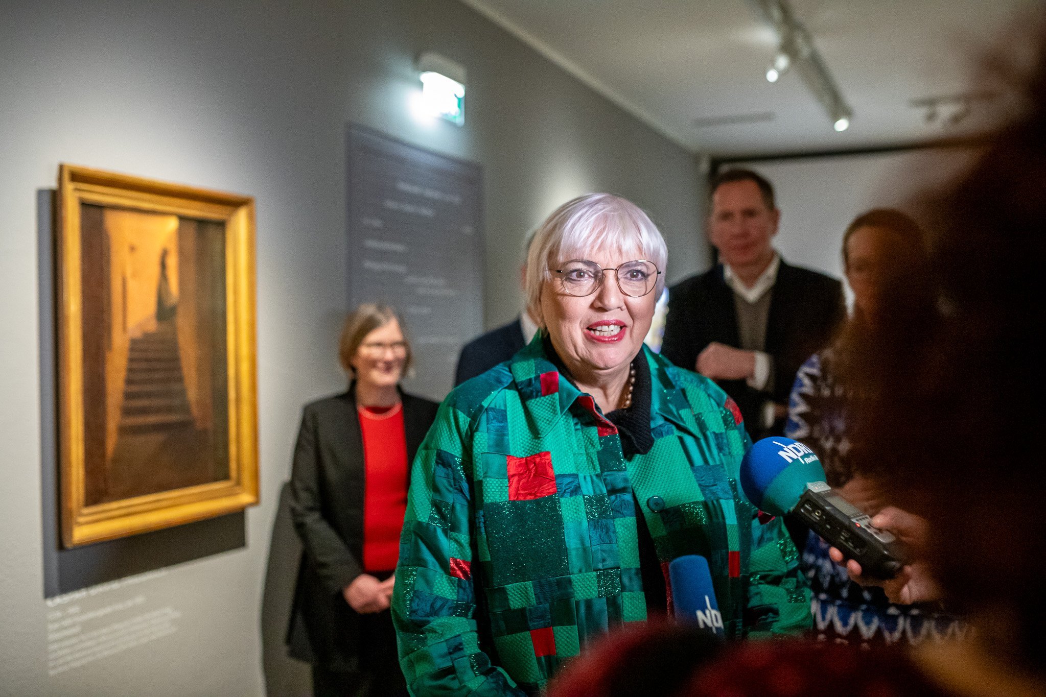 Interview mit Kulturstaatsministerin Claudia Roth vor den Gemälden Caspar David Friedrichs. Foto: André Gschweng.