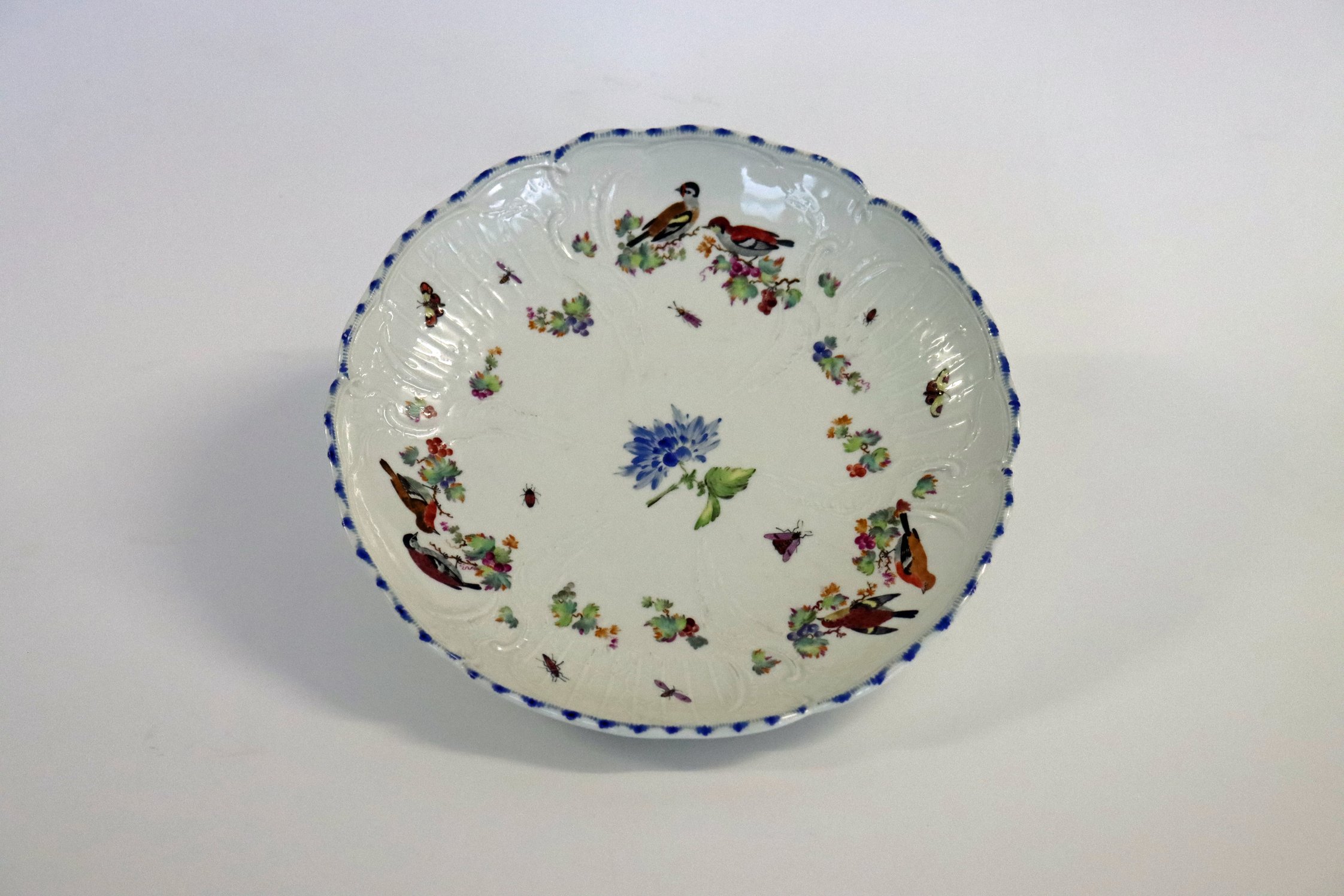 Porzellanservice aus Kartlow: Teller mit Blumen- und Vogelmotiven
