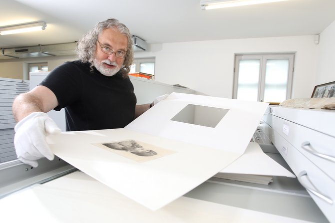 Muzealnik Mario Scarabis wyjmuje z szuflady w magazynie grafik rysunek Caspara Davida Friedricha przedstawiający ojca malarza.