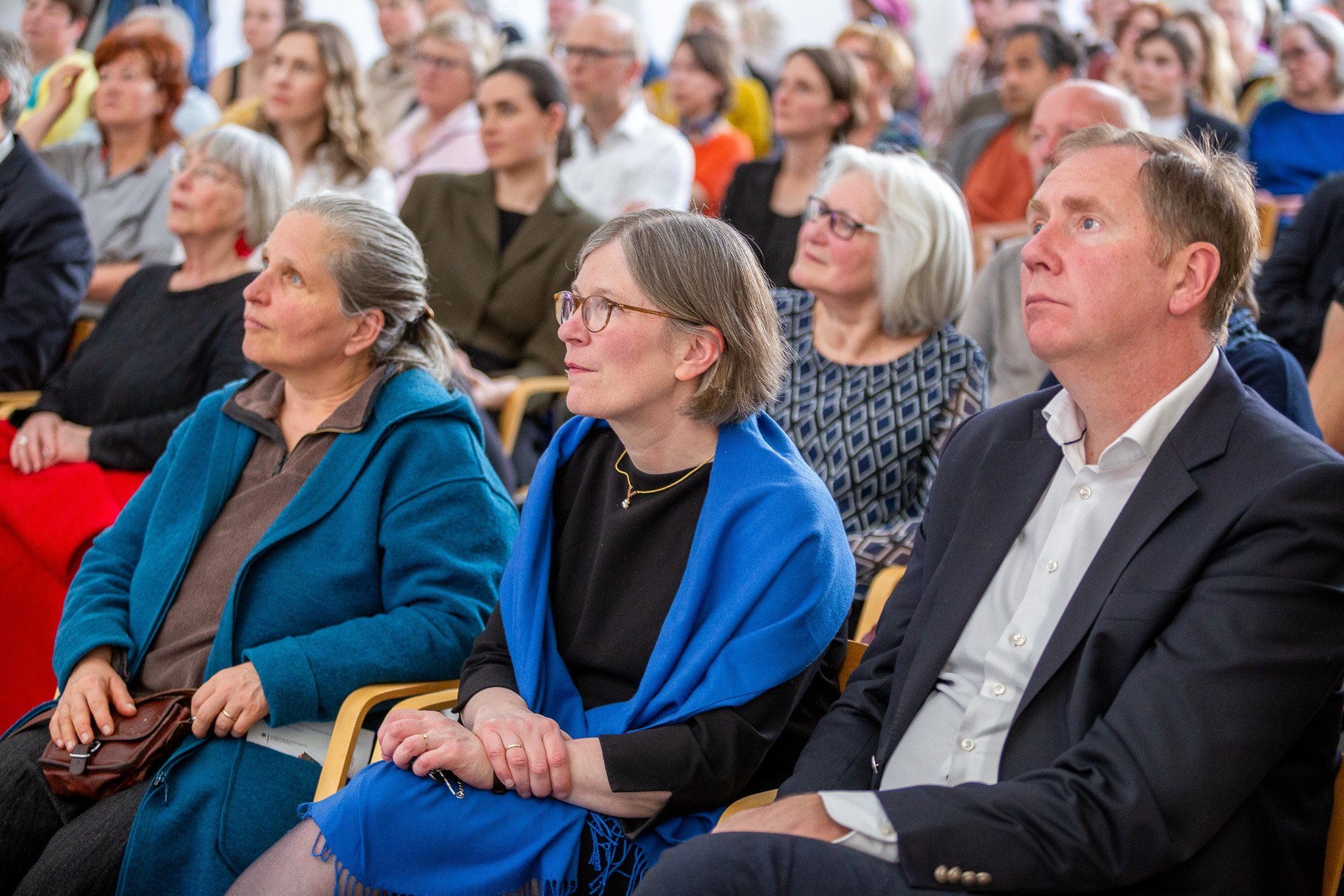 Blick ins Publikum: Direktorin Dr. Ruth Slenczka und Staatssekretär Heiko Miraß, dahinter und daneben viele weitere. Sie lauschen gebannt.