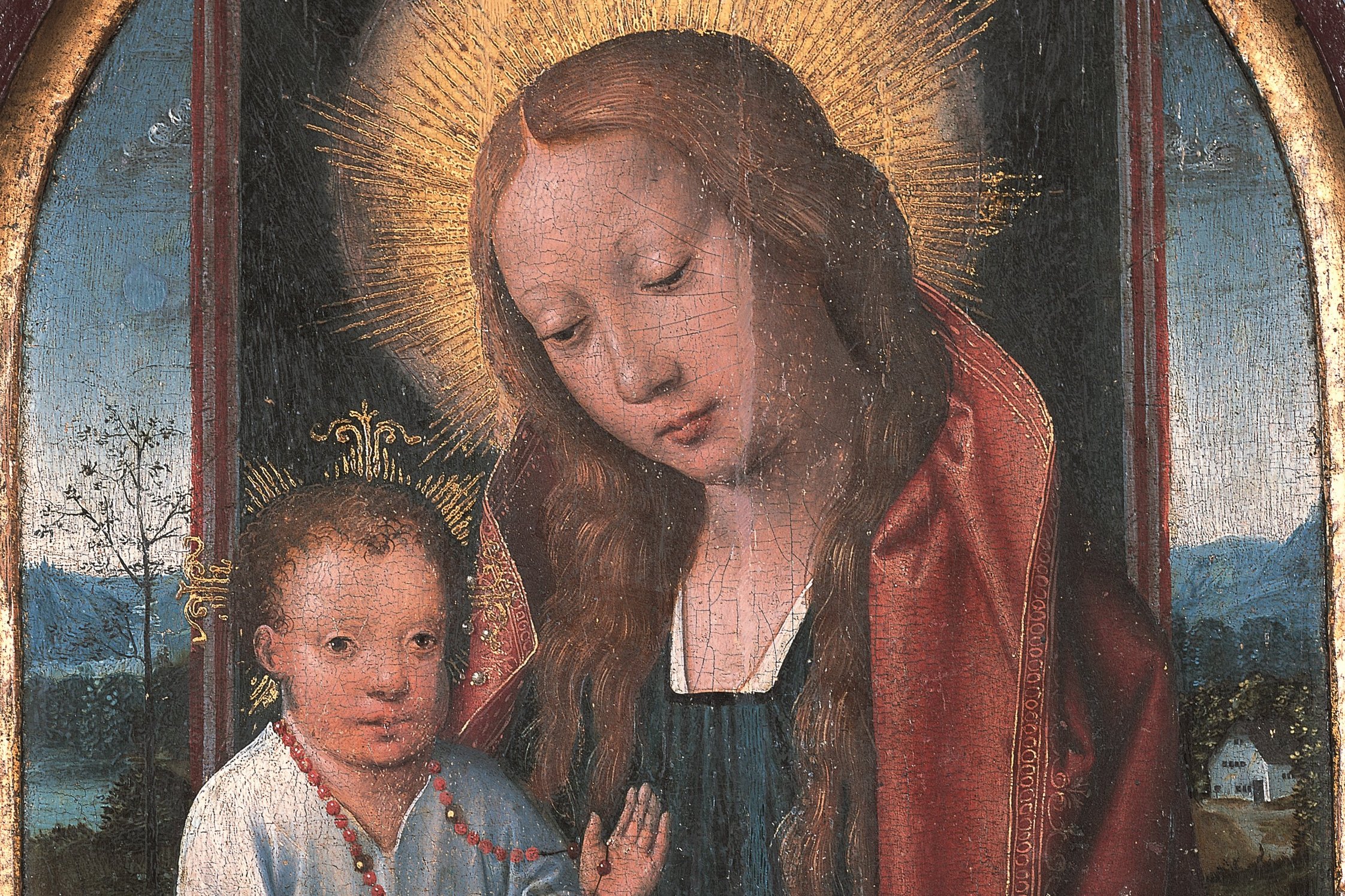 Ein Andachtsbild der Madonna mit dem Kind auf dem Schoß, beide mit Heiligenschein; zahlreiche Details im Bild, wie Früchte auf der Fensterbank im Vordergrund und Gebirgslandschaft mit Personen und Gebäude im Hintergrund.