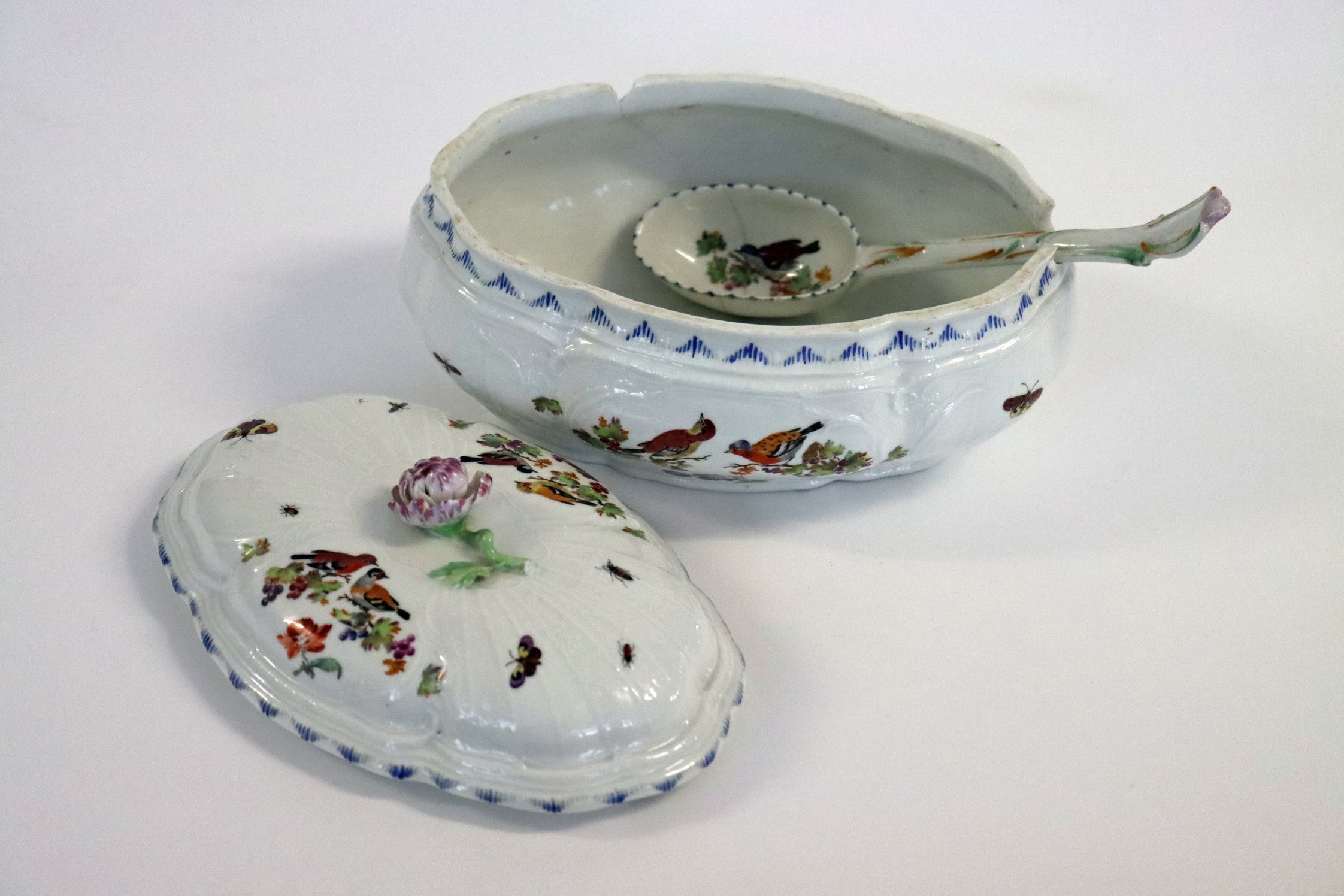 Porzellanservice aus Kartlow: Terrine mit Deckel und Löffel, alles mit Blumen- und Vogelmotiven