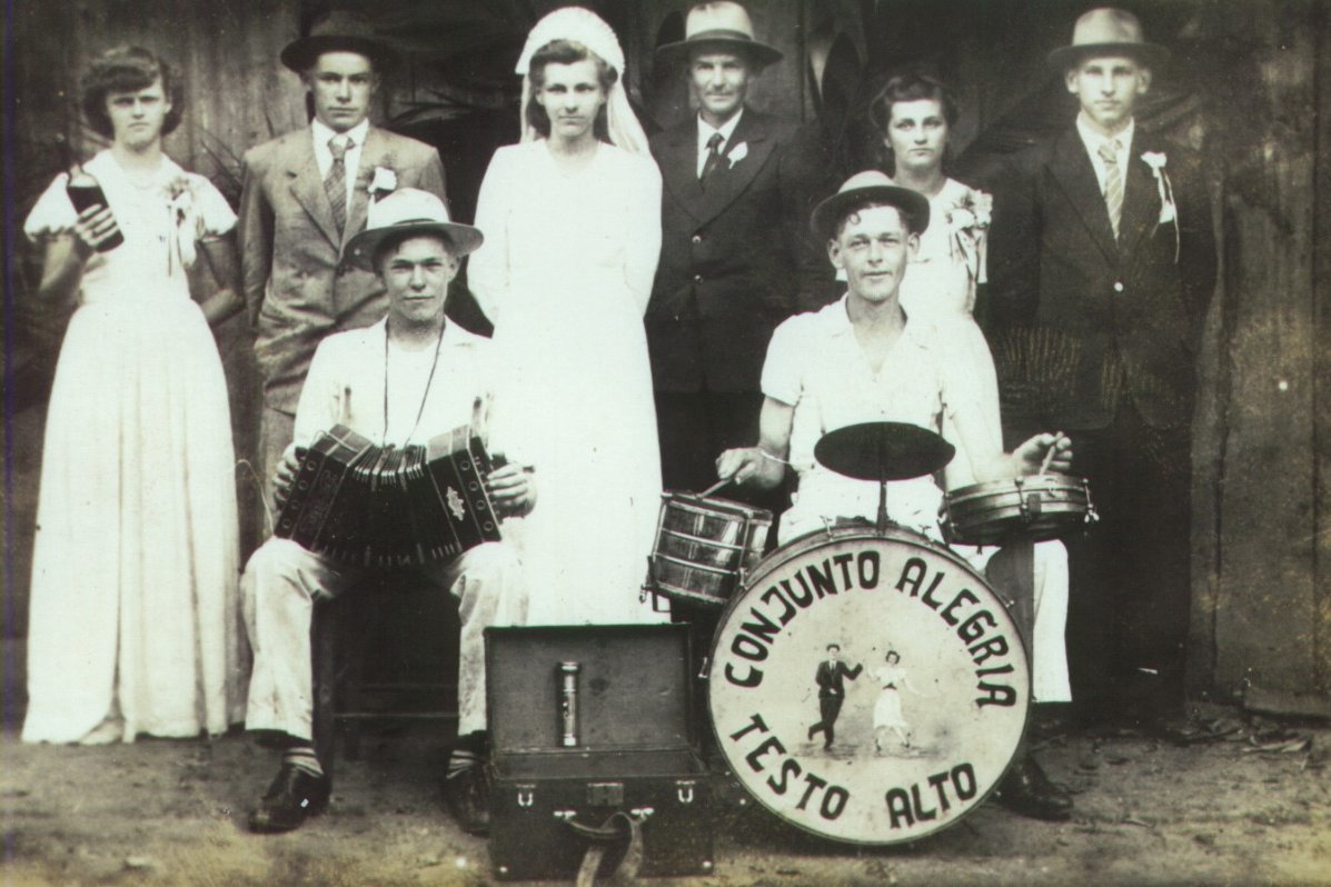 Foto mit Hochzeitsgesellschaft aus dem Familienalbum von Roberto Maske (1951)