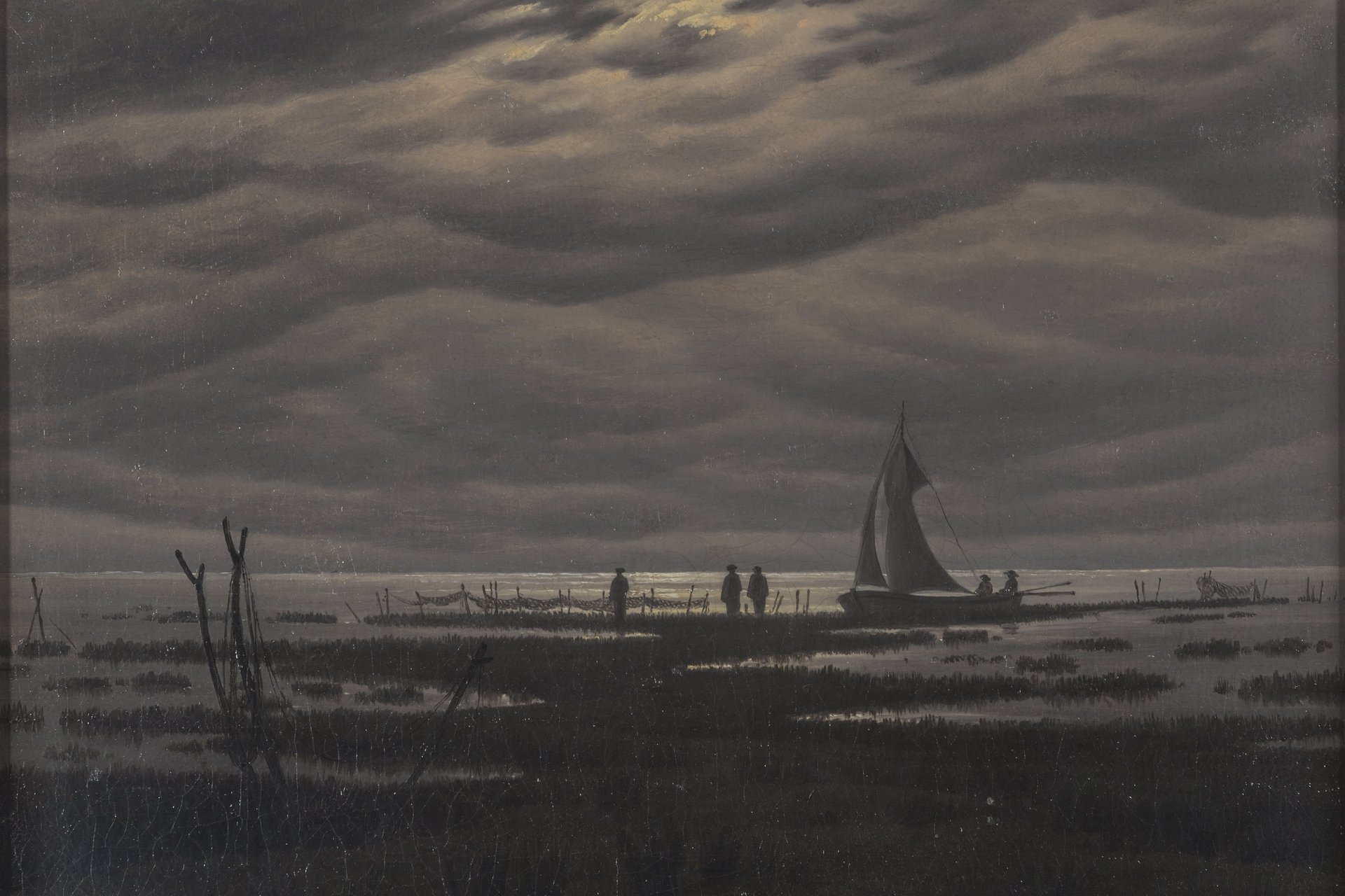 Gemälde: In blaugrauen, dunkler Farbgebung ein bewölkter Himmel in der oberen Bildhälfte. Fischernetze, Personen und ein Segelschiff in der Bildmitte. Im Vordergrund eine von Wasser durchbrochene dunkle Graslandschaft.