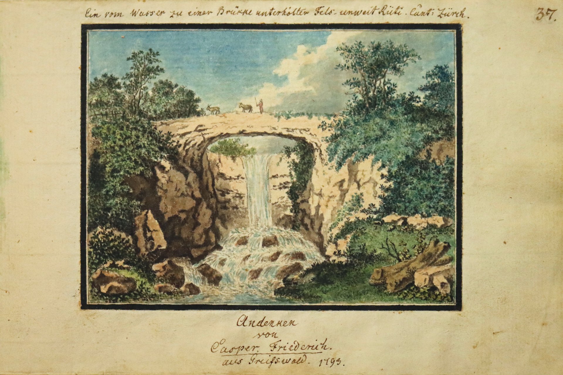 Eine farbige Landschaftszeichnung: Wasserfall, darüber eine Felsbrücke, darauf Hirte mit Ziegen, inmitten Grün.