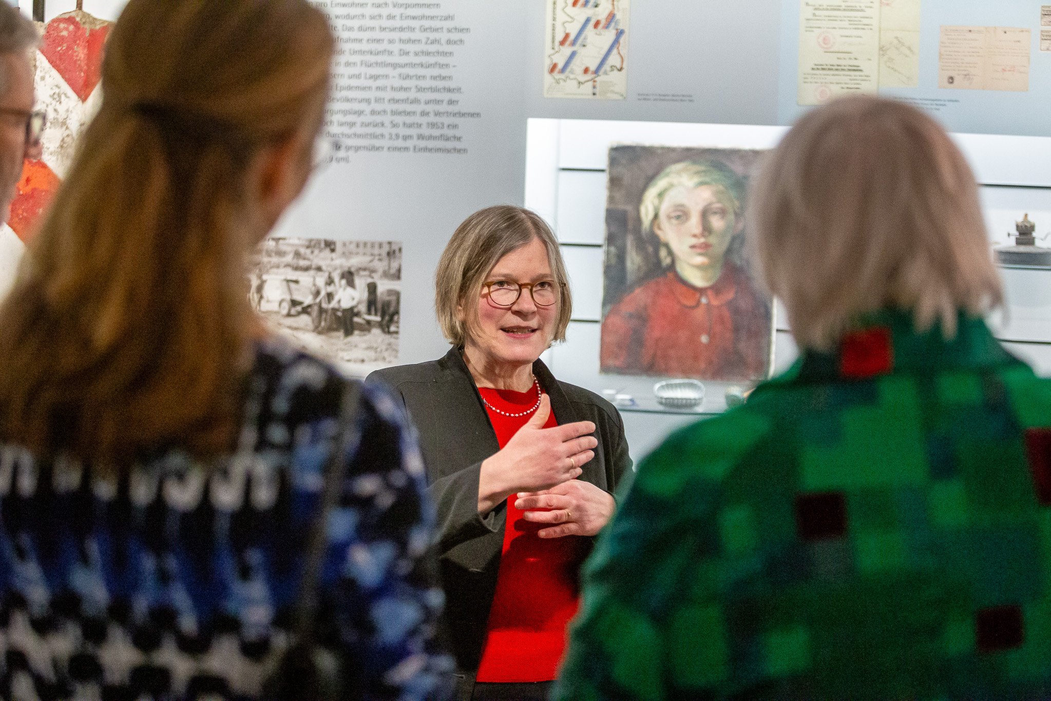 Dr. Ruth Slenczka erläutert Bettina Martin und Claudia Roth die Ausstellung „Pommern im 20. Jahrhundert“. Foto: André Gschweng.
